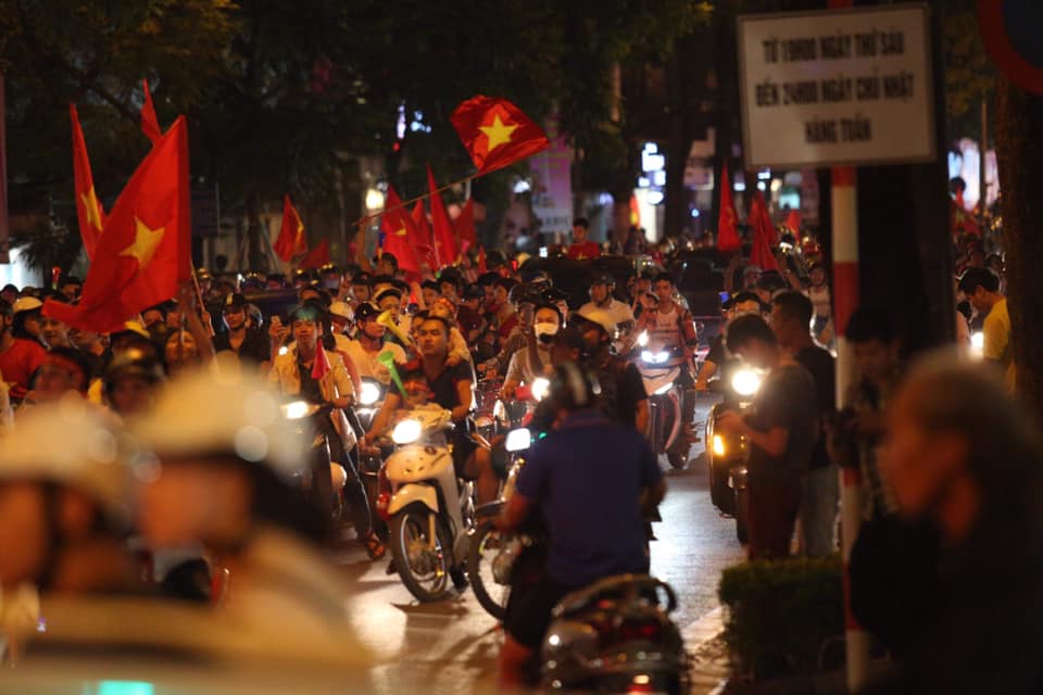 CĐV đổ ra đường "đi bão", cờ đỏ sao vàng nhuộm đỏ phố phường - 9